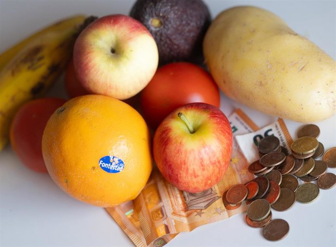 Archivo - Varios productos con dinero en efectivo,