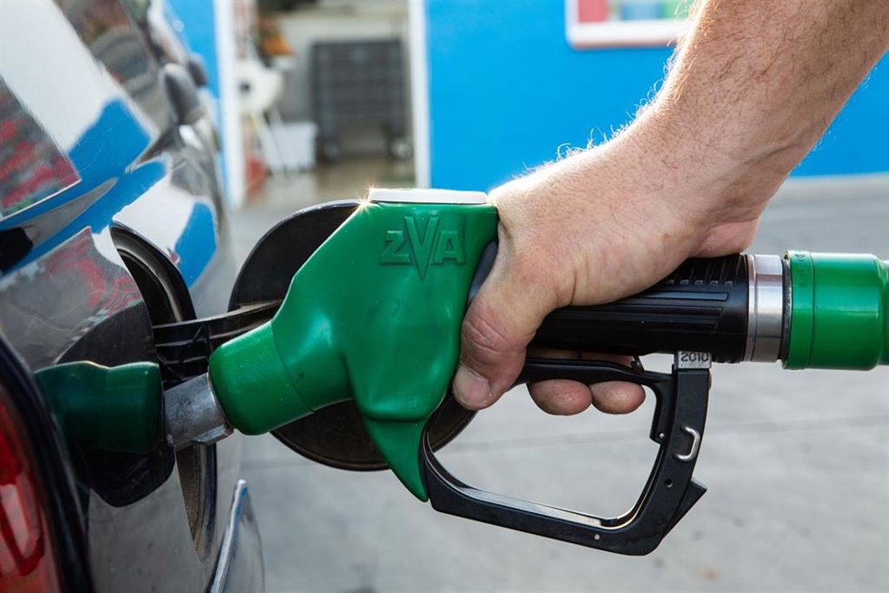 Archivo - Una persona pone gasolina a su vehículo