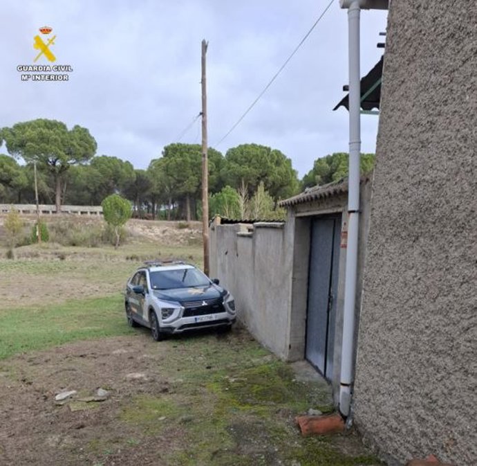 Imagen del coche patrulla de la Guardia Civil en el domicilio de Hornillos de Eresma
