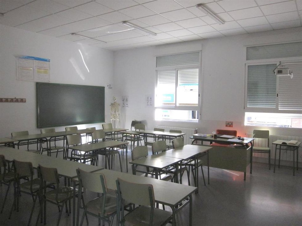 Archivo - Foto de archivo del interior de un aula 