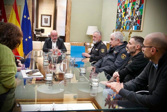 El delegado de Gobierno en Madrid, Francisco Martín, y vecinos de Lavapiés