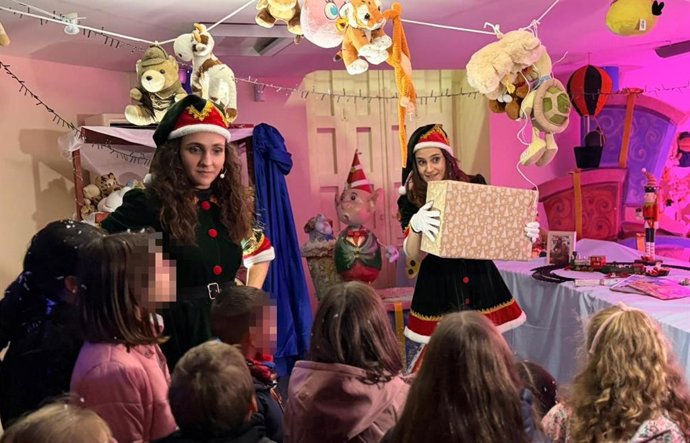 El Palacete Villa Rías de Archena revive la ilusión navideña convirtiéndose en una fábrica de juguetes