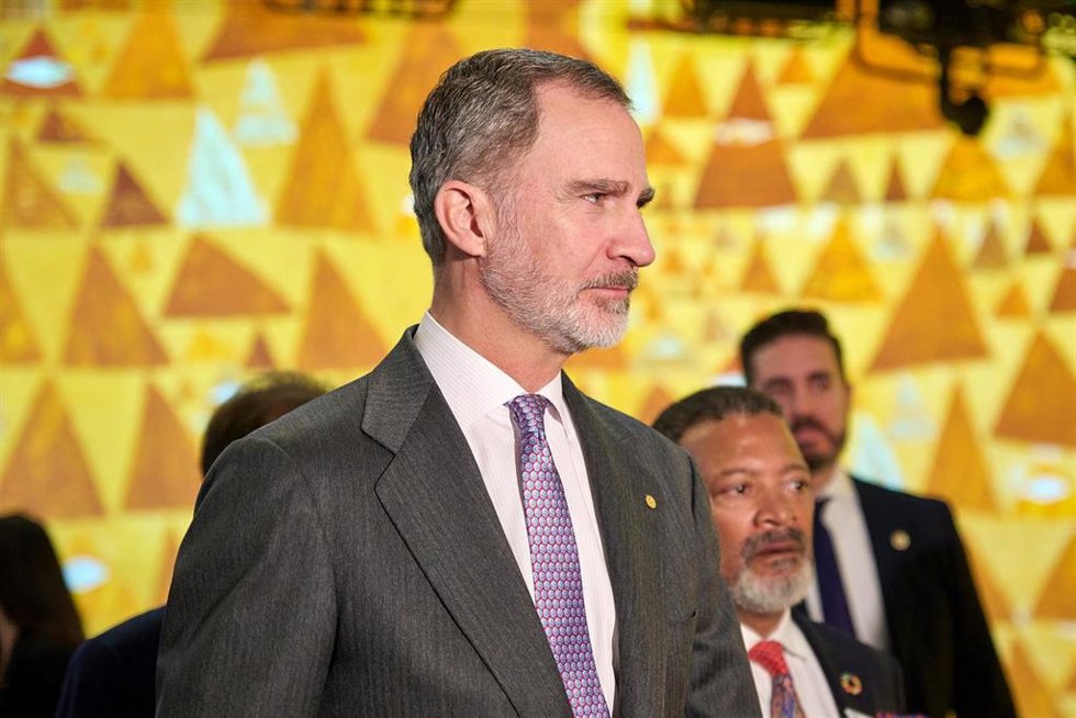 Archivo - El Rey Felipe VI (c) a su llegada a la Feria Integrated Systems Europe (ISE) y del IOT Solutions World Congress (IOTSWC), en la Fira de Barcelona, a 31 de enero de 2023, en L'Hospitalet de Llobregat, Barcelona, Catalunya (España). L?a Feria IS