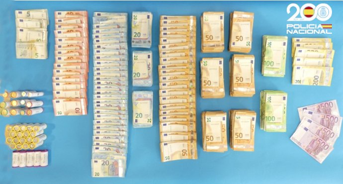 Parte del dinero robado por los tres arrestados.