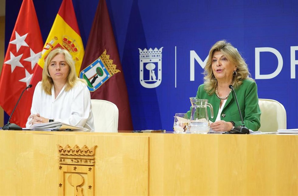 Archivo - Engracia Hidalgo detalla información sobre las ordenanzas fiscales, en presencia de Inma Sanz, en la rueda de prensa posterior a la Junta de Gobierno