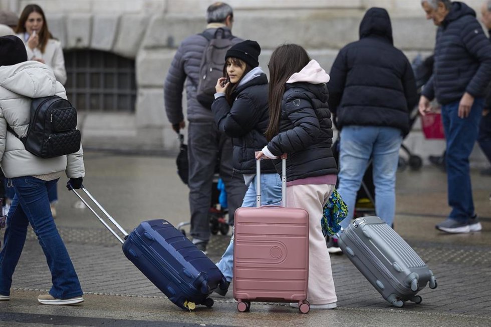 Varios turistas en el centro de la ciudad, a 4 de diciembre de 2025, en Madrid (España). 