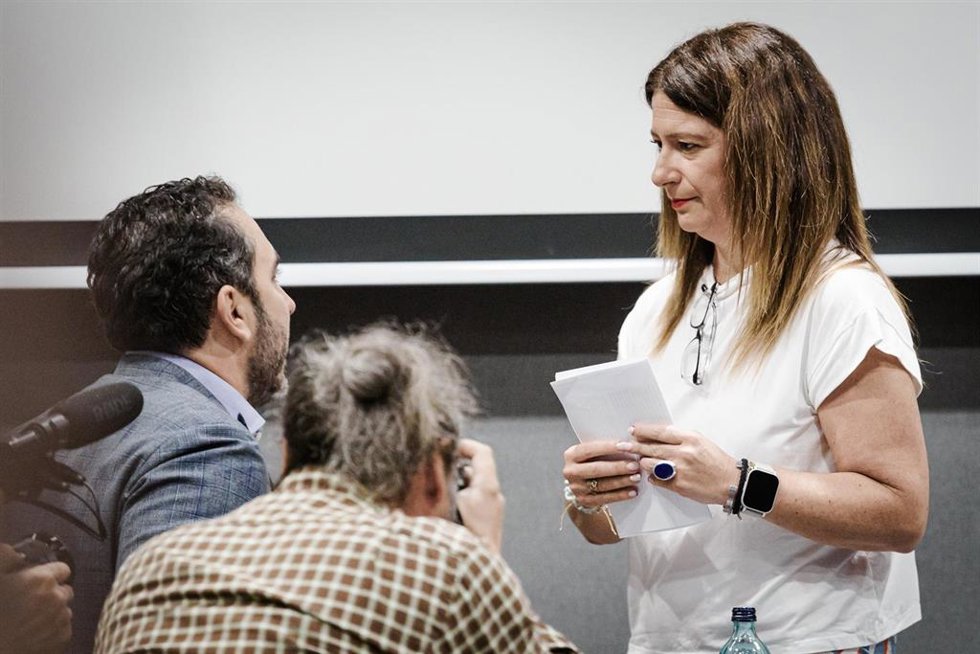 Archivo - El empresario Víctor de Aldama y la exmilitante socialista Leire Díez, durante una rueda de prensa en el Hotel Novotel, a 4 de junio de 2025, en Madrid  (España).