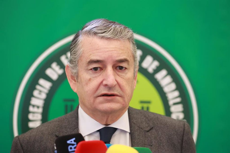El consejero de Sanidad, Presidencia y Emergencias, Antonio Sanz, atiende a los medios antes de presidir la reunión del Consejo Rector de la Agencia de Emergencias de Andalucía (EMA). A 12 de diciembre de 2025 en Sevilla (Andalucía, España). El consejer