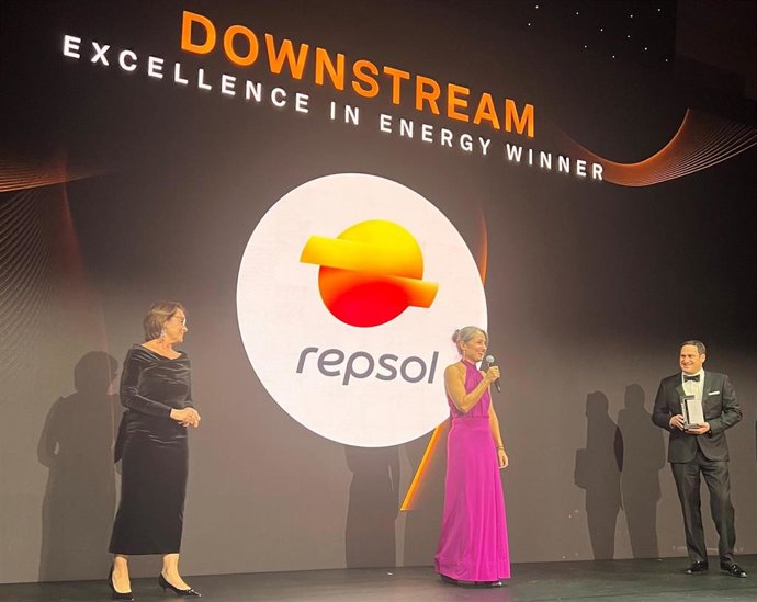 Estibaliz Pombo, responsable de Productos Energéticos de Repsol, recogiendo el Premio Platts
