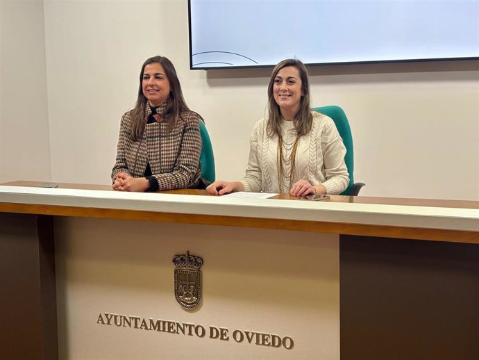Las concejalas de Vox Oviedo, Alejandra González y Sonsoles Peralta, durante la rueda de prensa.