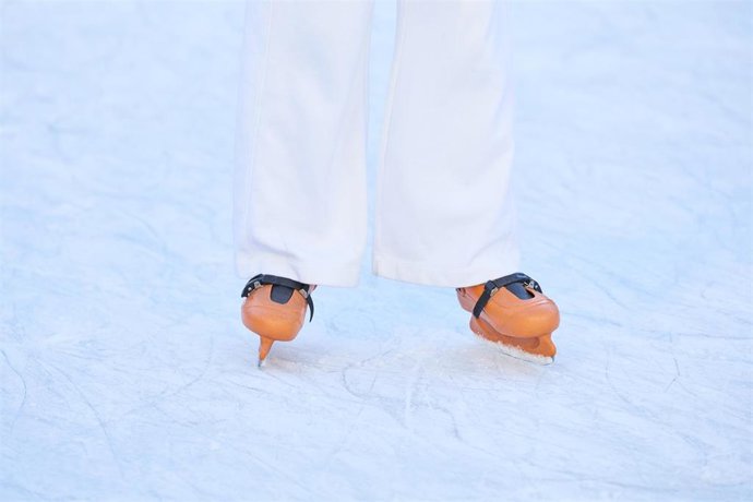 Archivo - Una persona patina en una pista de hielo.