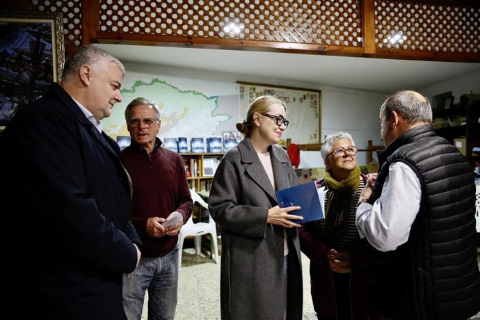 La AAVV de Cueto homenajea a Chema Puente con la presentación de un libro que ilustra 'Santander la marinera'