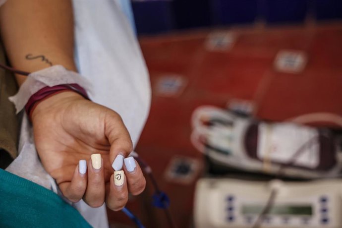 Archivo - Una persona dona sangre 