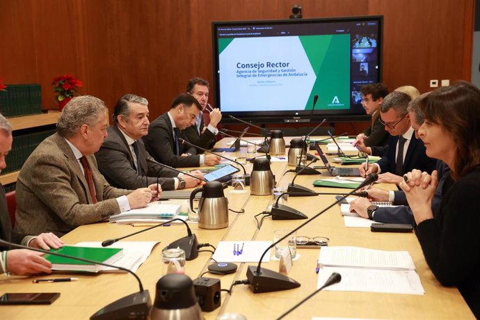 El consejero de Sanidad, Presidencia y Emergencias, Antonio Sanz, durante la reunión del Consejo Rector de la Agencia de Emergencias de Andalucía (EMA).