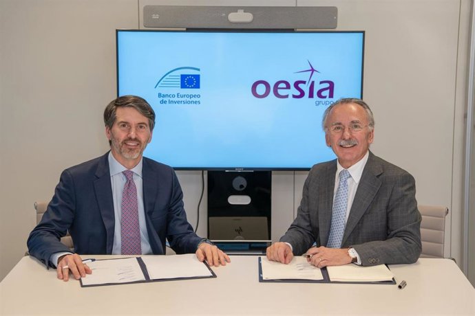 Archivo - (I-D) El Jefe De La División De Financiación Para Empresas Para España Y Portugal Del BEI, Antonio Lorenzo, Y El Presidente Del Grupo Oesía, Luis Furnells