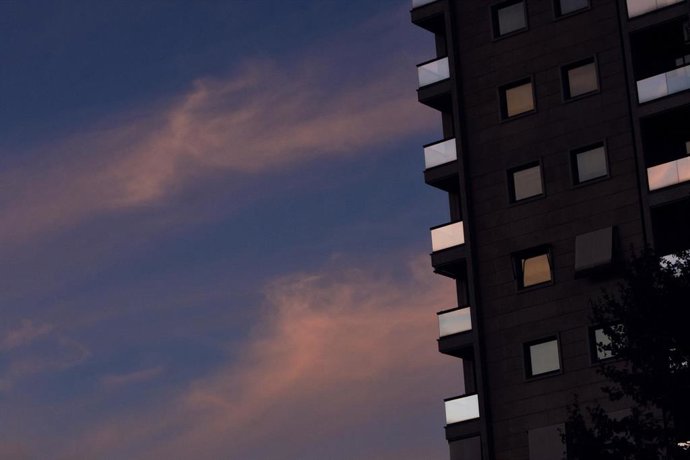 Archivo - Vista de una vivienda, a 17 de abril de 2023, en Ourense, Galicia (España). El Consejo de Ministros ha aprobado la movilización de 50.000 viviendas de la Sareb --antes conocido como 'banco malo'-- para el alquiler asequible de jóvenes y familias