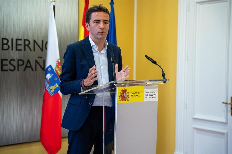 Archivo - El delegado del Gobierno en Cantabria, Pedro Casares.