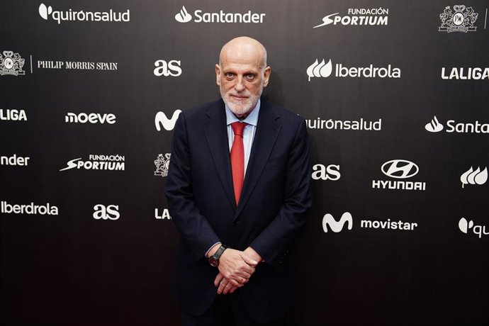 El presidente de la Liga Nacional de Fútbol Profesional, Javier Tebas, posa durante el photocall de los Premios AS del Deporte.
