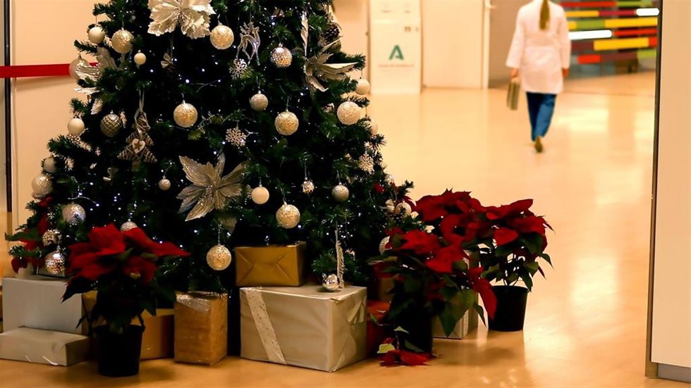 Imagen de recurso de un árbol de Navidad instalado en uno de los pasillos del centro hospitalario.