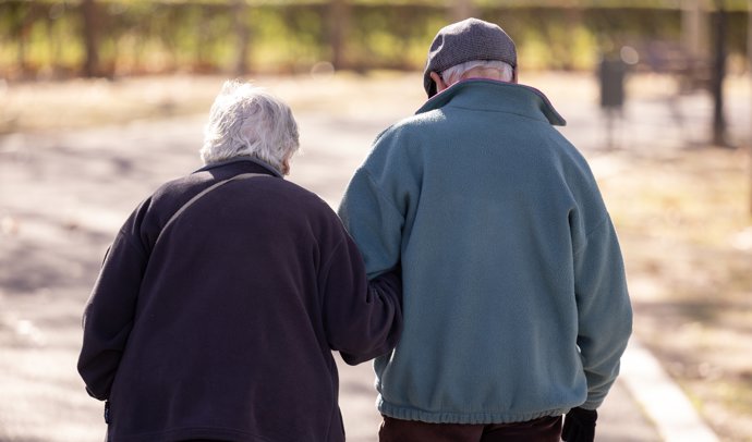 Dos personas caminan, a 26 de diciembre de 2024, en Madrid (España). La revalorización supondrá un aumento de 600 euros anuales para las pensiones contributivas, y de 500 euros anuales para las pensiones medias.