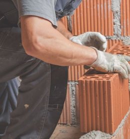 Persona trabajando en una obra.