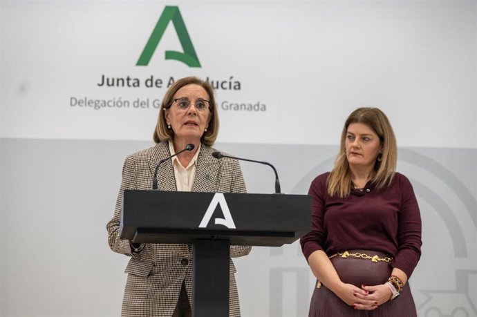 La delegada territorial de Inclusión Social, Juventud, Familias e Igualdad de la Junta en Granada, Matilde Ortiz, a la izquierda en la imagen junto a la coordinadora provincial del Instituto Andaluz de la Mujer, Teresa Illescas