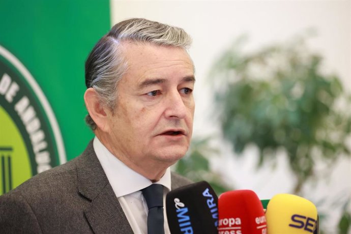 El consejero de Sanidad, Presidencia y Emergencias, Antonio Sanz, atiende a los medios antes de presidir la reunión del Consejo Rector de la Agencia de Emergencias de Andalucía (EMA). A 12 de diciembre de 2025 en Sevilla (Andalucía, España). El consejero 