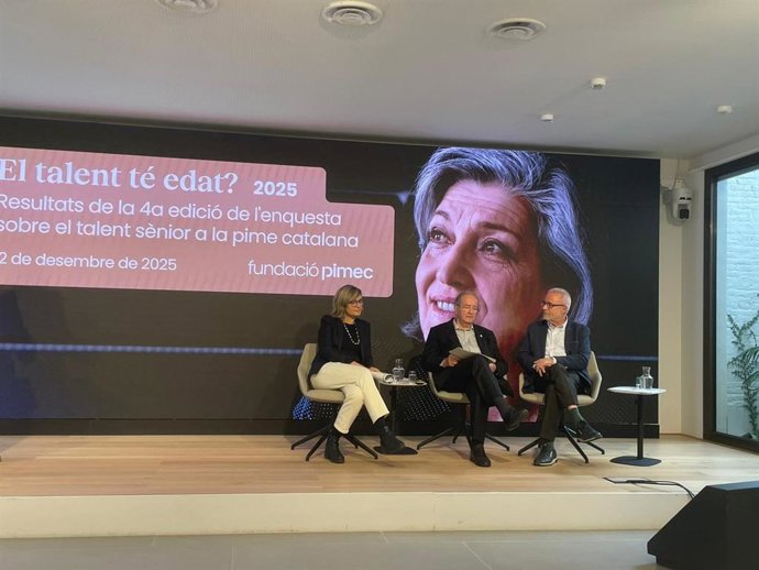De izquierda a derecha, la directora de la fundación, Marta Amorós, el presidente de la Fundación Pimec, Josep González, y el coordinador del voluntariado y experto en talento sénior en la entidad, Francesc Rodríguez.