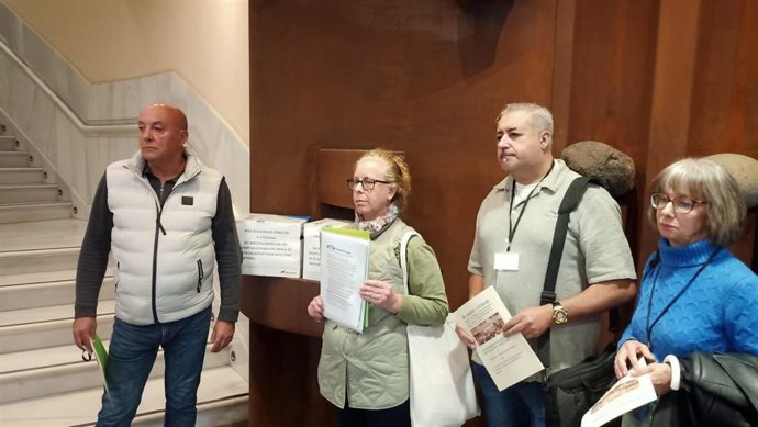 Representantes de Asamblea7islas y la Plataforma de Residencias Públicas y Dignas para Mayores y Discapacitados en la presentación de firmas en el Parlamento para exigir más plazas sociosanitarias
