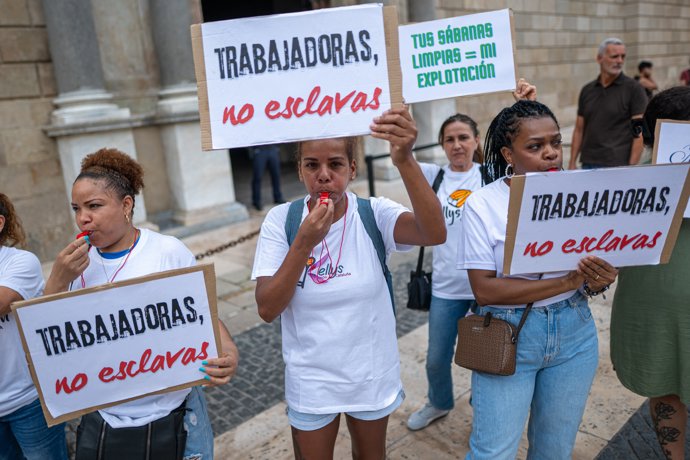 Varias personas durante una concentración, en la plaza Sant Jaume, a 25 de agosto de 2025, en Barcelona, Catalunya (España). Las ‘Kellys’ se han movilizado para luchar contra la precarización laboral de las camareras de piso
