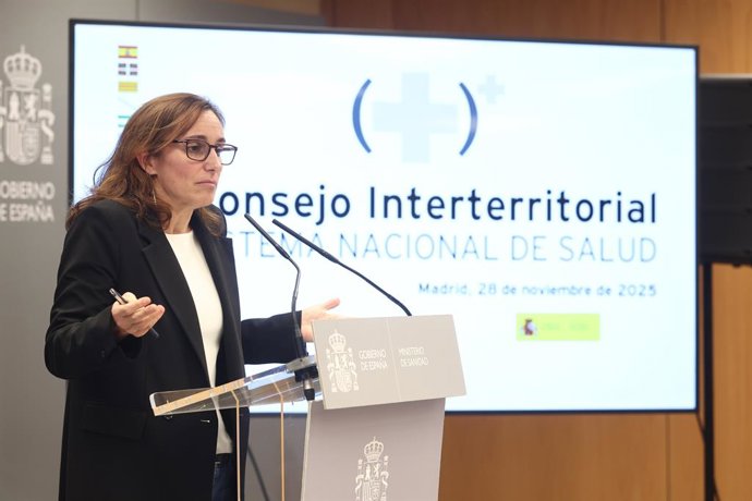A Ministra da Saúde, Mónica García, fala à mídia no final da sessão plenária extraordinária do Conselho Interterritorial do Sistema Nacional de Saúde (CISNS), em 28 de novembro de 2025, em Madri (Espanha). O Ministério da Saúde retomou hoje com