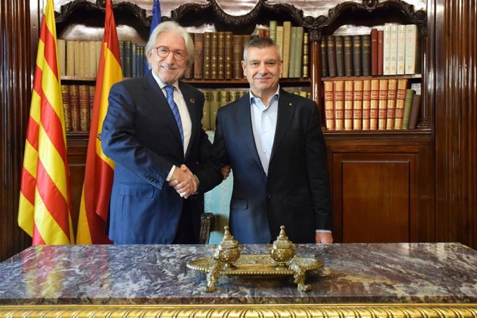 El presidente de Foment, Josep Sánchez llibre (i) y el presidente del Gremi de Garatges, Xavier Ferrer (d).