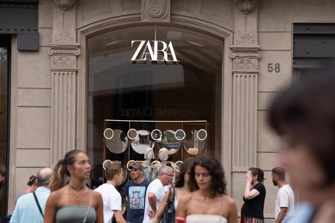 Archivo - Una tienda de la franquicia Zara en Barcelona, a 7 de agosto de 2023, en Barcelona, Catalunya (España). 