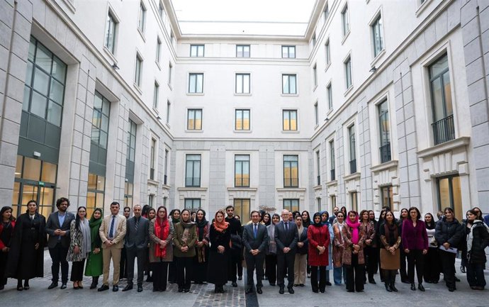 El ministro de Asuntos Exteriores, Unión Europea y Cooperación, José Manuel Albares (c), en una foto de familia durante la inauguración de la conferencia HearUs 2025 titulada 'Promoviendo la rendición de cuentas para las mujeres de Afganistán'