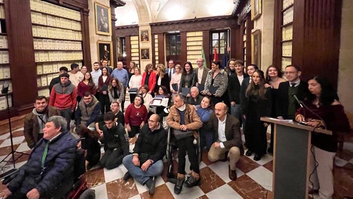 Foto de familia de entidades y particulares disntiguidos por el Centro de Transfusión, Tejidos y Células de Sevilla por su contribución, de un modo u otro, a las donaciones