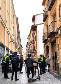 Agentes de Policía Local ayudan al desalojo de los vecinos del 106 de la calle Marqués de San Nicolás, 106 de Logroño al encontrarse en estado de ruina