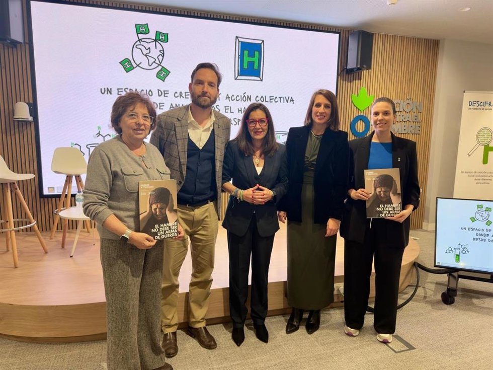 La responsable de Cooperación Internacional en la Diputación de Cádiz, Ana Moreno, en la presentación en Madrid del libro 'El hambre no debe ser un arma de guerra', financiada por Diputación