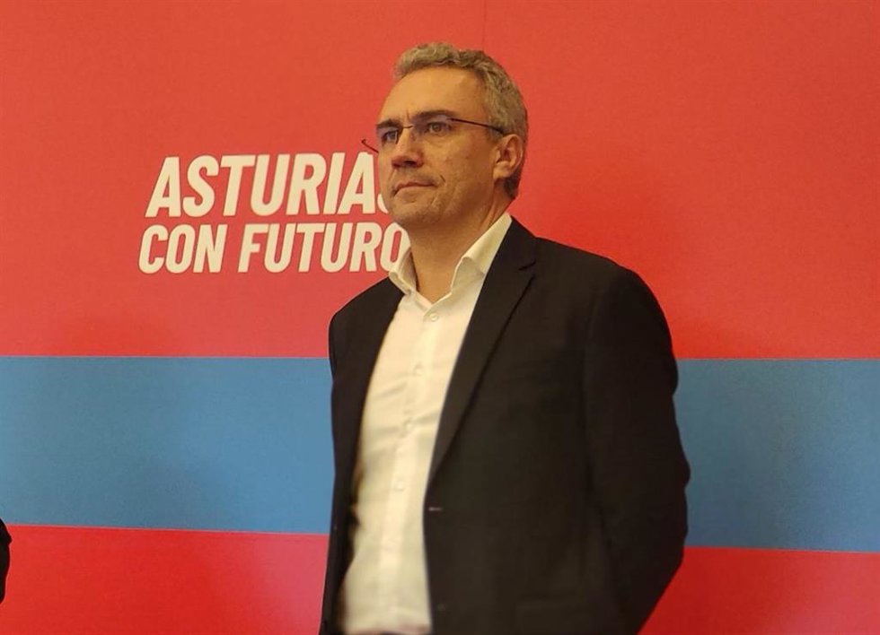 Archivo - El ex secretario de Estrategia y Acción Electoral de la Comisión Ejecutiva Federal del PSOE, Javier Izquierdo, en rueda de prensa en Oviedo.