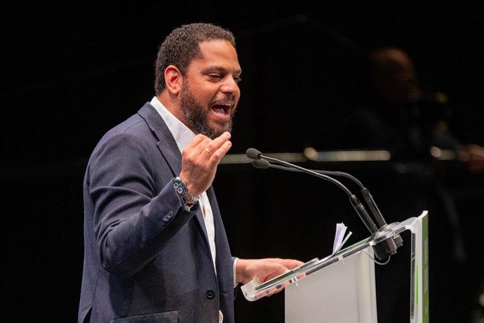 Archivo - El secretario general del Vox, Ignacio Garriga, interviene en un acto, a 11 de abril de 2024, en Terrassa, Barcelona, Catalunya (España).