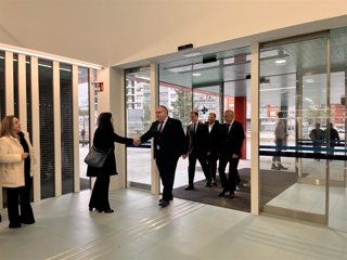 El consejero de sanidad, Alejandro Vázquez, saluda a la gerente de área, Marta Puente, al entrar en el nuevo centro de salud García Lorca