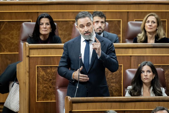 O presidente da Vox, Santiago Abascal, intervém durante uma sessão de controle do governo, no Congresso dos Deputados, em 10 de dezembro de 2025, em Madri (Espanha). O governo enfrenta mais uma semana de questionamentos da oposição, em especial do