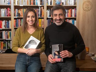 El ganador del Premio Planeta 2025, Juan del Val, y la finalista  Ángela Banzas, libreros por un día en Casa del Libro de Gran Vía 29