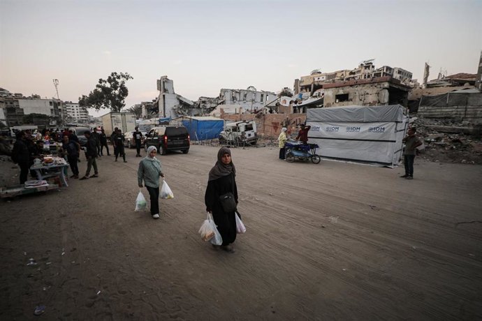 Archivo - Imagen de archivo de palestinos desplazados en Gaza.