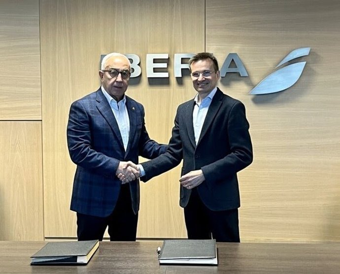 El presidente de Iberia, Marco Sansavini, y el presidente del COE, Alejandro Blanco, en la firma del acuerdo.