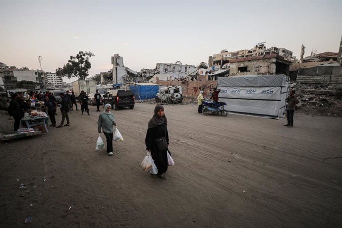 Archivo - Imagen de archivo de palestinos desplazados en Gaza.