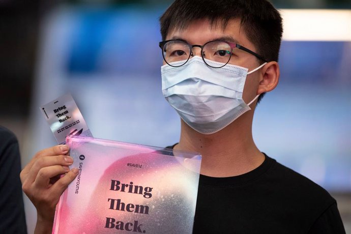 Archivo - Arquivo - 20 de outubro de 2020, China, Hong Kong: Joshua Wong, um proeminente ativista político de Hong Kong, segura um cartaz em solidariedade aos protestos pró-democracia em andamento na Tailândia, do lado de fora do prédio de escritórios ond