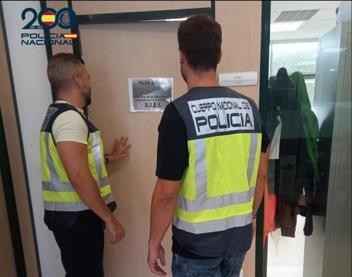 Agentes de la Unidad de Delincuencia Especializada y Violenta.