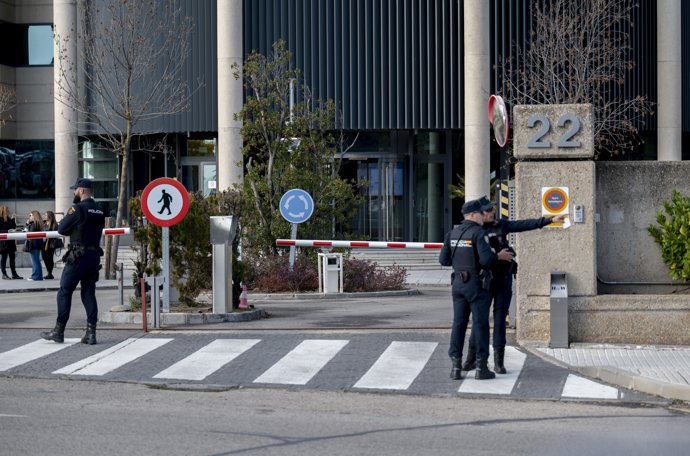 Efectivos de la Guardia Civil y de la Policía Nacional durante un registro por parte de la Guardia Civil de la sede de la aerolínea Plus Ultra, a 11 de diciembre de 2025, en Madrid (España).