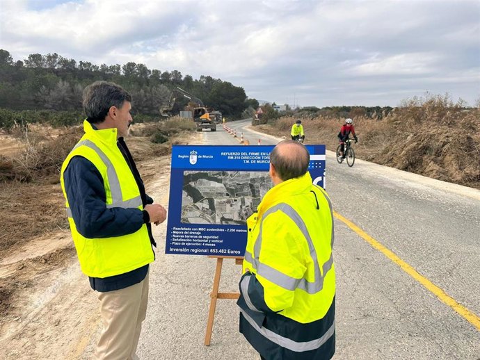 El consejero de Fomento e Infraestructuras, Jorge García Montoro, junto al director general de Carreteras Francisco Carrillo, durante la visita a las obras de mejora de la RM-310