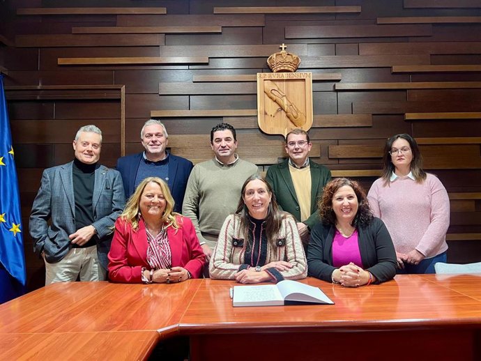 Loles López (c), en la visita al Ayuntamiento de Rus.